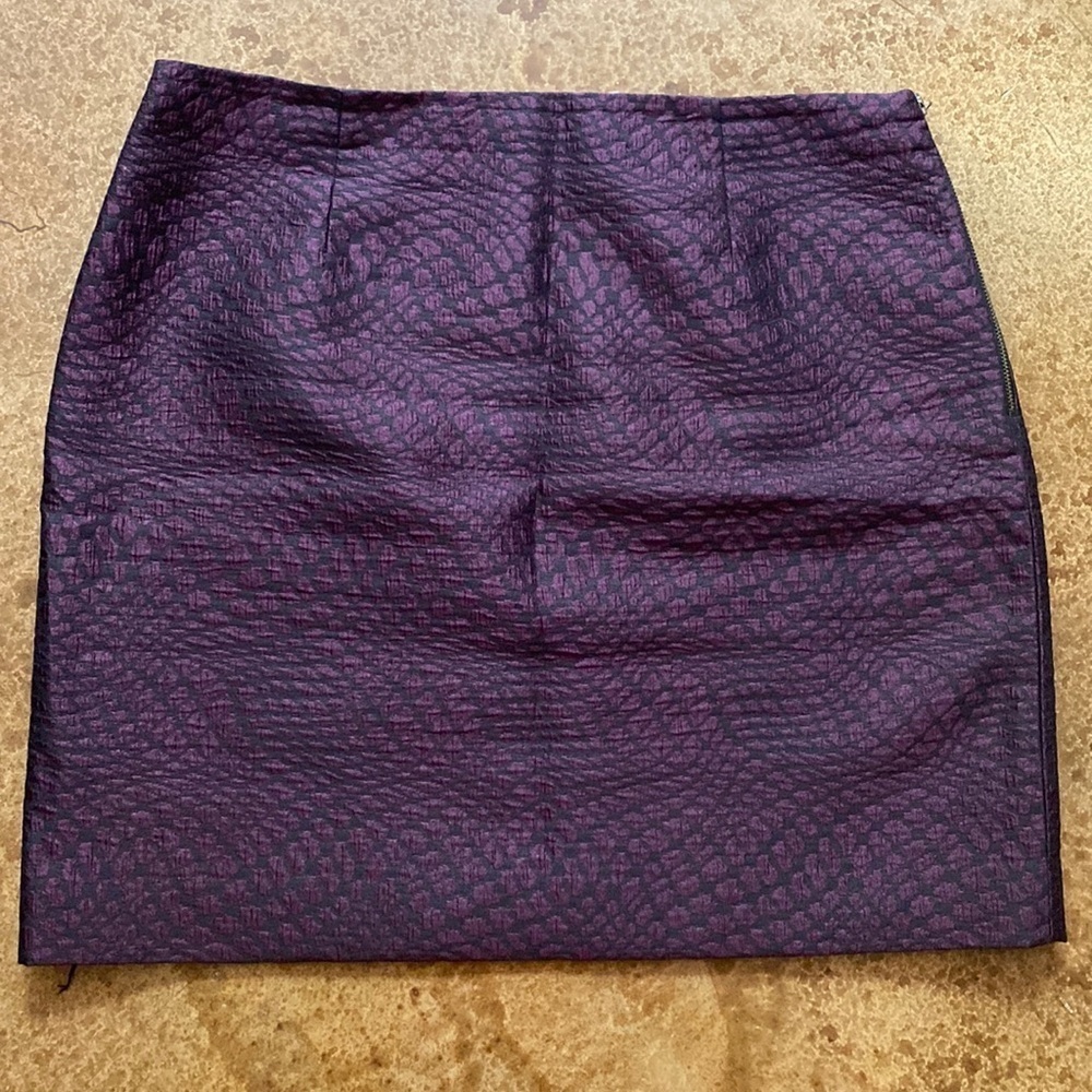 TAHARI‎ plum metallic reptile skin print mini skirt
